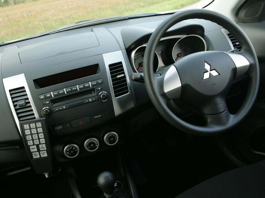  Mitsubishi Outlander UK Police Car 2007 года  (фото 6 из 6)